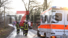 Flammen schlagen überall aus dem Haus - Großeinsatz für Feuerwehr - THW mit Fachberater vor Ort - Löschwasserversorgung durch Pendelverkehr sichergestellt: 