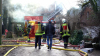 Flammen schlagen überall aus dem Haus - Großeinsatz für Feuerwehr - THW mit Fachberater vor Ort - Löschwasserversorgung durch Pendelverkehr sichergestellt: 
