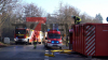 Flammen schlagen überall aus dem Haus - Großeinsatz für Feuerwehr - THW mit Fachberater vor Ort - Löschwasserversorgung durch Pendelverkehr sichergestellt: 