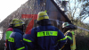Flammen schlagen überall aus dem Haus - Großeinsatz für Feuerwehr - THW mit Fachberater vor Ort - Löschwasserversorgung durch Pendelverkehr sichergestellt: 