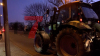 Landwirte sind im Schneckentempo über die Köhlbrandbrücke gefahren -  Verkehr staut sich - Polizei hält die Landwirte an und spricht mit ihnen - Rund 1.500 Traktoren und Fahrzeuge machen sich auf dem Weg zur Demo  - Wichtige Hauptverkehrsader im Hamburger Hafen (Hamburg-Waltershof) durch ca. 100 Trecker blockiert - Reifen auf Straße angezündet - Polizei ist mit Großaufgebot vor Ort - Polizeihubschrauber macht sich Bild von der Lage: Vöxe mit betroffenen die im Stau stehen! „muss dringend zur OP, werden Termin wohl verpassen“