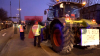 Landwirte sind im Schneckentempo über die Köhlbrandbrücke gefahren -  Verkehr staut sich - Polizei hält die Landwirte an und spricht mit ihnen - Rund 1.500 Traktoren und Fahrzeuge machen sich auf dem Weg zur Demo  - Wichtige Hauptverkehrsader im Hamburger Hafen (Hamburg-Waltershof) durch ca. 100 Trecker blockiert - Reifen auf Straße angezündet - Polizei ist mit Großaufgebot vor Ort - Polizeihubschrauber macht sich Bild von der Lage: Vöxe mit betroffenen die im Stau stehen! „muss dringend zur OP, werden Termin wohl verpassen“