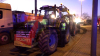 Landwirte sind im Schneckentempo über die Köhlbrandbrücke gefahren -  Verkehr staut sich - Polizei hält die Landwirte an und spricht mit ihnen - Rund 1.500 Traktoren und Fahrzeuge machen sich auf dem Weg zur Demo  - Wichtige Hauptverkehrsader im Hamburger Hafen (Hamburg-Waltershof) durch ca. 100 Trecker blockiert - Reifen auf Straße angezündet - Polizei ist mit Großaufgebot vor Ort - Polizeihubschrauber macht sich Bild von der Lage: Vöxe mit betroffenen die im Stau stehen! „muss dringend zur OP, werden Termin wohl verpassen“
