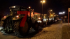 Landwirte sind im Schneckentempo über die Köhlbrandbrücke gefahren -  Verkehr staut sich - Polizei hält die Landwirte an und spricht mit ihnen - Rund 1.500 Traktoren und Fahrzeuge machen sich auf dem Weg zur Demo  - Wichtige Hauptverkehrsader im Hamburger Hafen (Hamburg-Waltershof) durch ca. 100 Trecker blockiert - Reifen auf Straße angezündet - Polizei ist mit Großaufgebot vor Ort - Polizeihubschrauber macht sich Bild von der Lage: Vöxe mit betroffenen die im Stau stehen! „muss dringend zur OP, werden Termin wohl verpassen“