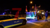 Landwirte sind im Schneckentempo über die Köhlbrandbrücke gefahren -  Verkehr staut sich - Polizei hält die Landwirte an und spricht mit ihnen - Rund 1.500 Traktoren und Fahrzeuge machen sich auf dem Weg zur Demo  - Wichtige Hauptverkehrsader im Hamburger Hafen (Hamburg-Waltershof) durch ca. 100 Trecker blockiert - Reifen auf Straße angezündet - Polizei ist mit Großaufgebot vor Ort - Polizeihubschrauber macht sich Bild von der Lage: Vöxe mit betroffenen die im Stau stehen! „muss dringend zur OP, werden Termin wohl verpassen“