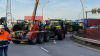 Landwirte sind im Schneckentempo über die Köhlbrandbrücke gefahren -  Verkehr staut sich - Polizei hält die Landwirte an und spricht mit ihnen - Rund 1.500 Traktoren und Fahrzeuge machen sich auf dem Weg zur Demo  - Wichtige Hauptverkehrsader im Hamburger Hafen (Hamburg-Waltershof) durch ca. 100 Trecker blockiert - Reifen auf Straße angezündet - Polizei ist mit Großaufgebot vor Ort - Polizeihubschrauber macht sich Bild von der Lage: Vöxe mit betroffenen die im Stau stehen! „muss dringend zur OP, werden Termin wohl verpassen“