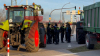 Landwirte sind im Schneckentempo über die Köhlbrandbrücke gefahren -  Verkehr staut sich - Polizei hält die Landwirte an und spricht mit ihnen - Rund 1.500 Traktoren und Fahrzeuge machen sich auf dem Weg zur Demo  - Wichtige Hauptverkehrsader im Hamburger Hafen (Hamburg-Waltershof) durch ca. 100 Trecker blockiert - Reifen auf Straße angezündet - Polizei ist mit Großaufgebot vor Ort - Polizeihubschrauber macht sich Bild von der Lage: Vöxe mit betroffenen die im Stau stehen! „muss dringend zur OP, werden Termin wohl verpassen“