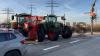 Landwirte sind im Schneckentempo über die Köhlbrandbrücke gefahren -  Verkehr staut sich - Polizei hält die Landwirte an und spricht mit ihnen - Rund 1.500 Traktoren und Fahrzeuge machen sich auf dem Weg zur Demo  - Wichtige Hauptverkehrsader im Hamburger Hafen (Hamburg-Waltershof) durch ca. 100 Trecker blockiert - Reifen auf Straße angezündet - Polizei ist mit Großaufgebot vor Ort - Polizeihubschrauber macht sich Bild von der Lage: Vöxe mit betroffenen die im Stau stehen! „muss dringend zur OP, werden Termin wohl verpassen“