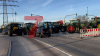 Landwirte sind im Schneckentempo über die Köhlbrandbrücke gefahren -  Verkehr staut sich - Polizei hält die Landwirte an und spricht mit ihnen - Rund 1.500 Traktoren und Fahrzeuge machen sich auf dem Weg zur Demo  - Wichtige Hauptverkehrsader im Hamburger Hafen (Hamburg-Waltershof) durch ca. 100 Trecker blockiert - Reifen auf Straße angezündet - Polizei ist mit Großaufgebot vor Ort - Polizeihubschrauber macht sich Bild von der Lage: Vöxe mit betroffenen die im Stau stehen! „muss dringend zur OP, werden Termin wohl verpassen“