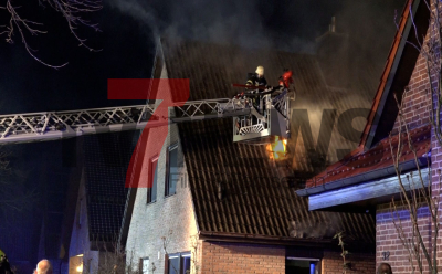 Glück im Unglück: keine Verletzten - Feuer greift auf Wohnhaus über - weitere Ausbreitung durch Feuerwehr verhindert: 