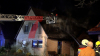 Glück im Unglück: keine Verletzten - Feuer greift auf Wohnhaus über - weitere Ausbreitung durch Feuerwehr verhindert: 
