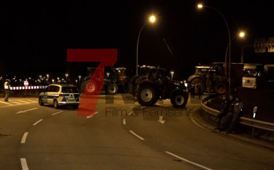 Landwirte wollen Zeichen setzen - Hauptverkehrsader blockiert - ca. 100 Traktoren vor Ort - Scholz oder Lindner werden von den Demonstranten vor Ort angefordert: 