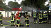 Personal reagiert umsichtig und evakuiert Besucher sofort - Feuerwehr dringt unter Chemieschutzanzügen dichtet Leckage ab und schlägt Chlorgas mit Wasser nieder: Feuerwehr mit 55 Kräften im Einsatz - Keine Personen verletzt