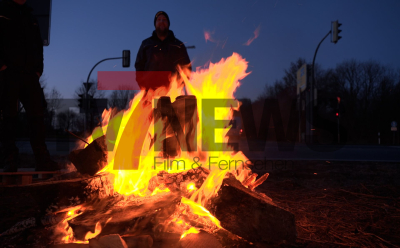 Junge Dame bringt Kekse zu Demonstranten - friedliche Proteste - Landwirte halten weiter durch - 