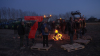 Junge Dame bringt Kekse zu Demonstranten - friedliche Proteste - Landwirte halten weiter durch - "(...) für jeden Landwirt der aufgehört hat, haben wir eine Kerze aufgestellt (...)", "(...) ich und meine Schwester haben gerade die Landwirte mit Keksen unterstützt(...)": 