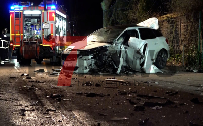 Unfall zwischen PKW und Straßenreinigungsfahrzeug - PKW-Fahrer schwer verletzt und eingeklemmt - Ersthelfer stabilisiert Halswirbelsäule des Verunfallten: Wir haben die Feuerwehr im O-Ton!

Pixelhinweis: Kennzeichen unkenntlich machen!