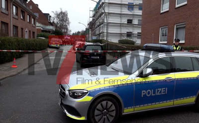 Zahlreiche Polizeikräfte im Einsatz - zwei Tote Personen auf offener Straße nach Messerstecherei  - Polizei kontrolliert Personen - Hubschrauber der Polizei im Einsatz - der oder die Täter flüchtig! Fahndung läuft auf Hochtouren : Pixelhinweis: Bild des mutmaßlichen Täters pixeln!