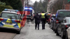 Zahlreiche Polizeikräfte im Einsatz - zwei Tote Personen auf offener Straße nach Messerstecherei  - Polizei kontrolliert Personen - Hubschrauber der Polizei im Einsatz - der oder die Täter flüchtig! Fahndung läuft auf Hochtouren : Pixelhinweis: Bild des mutmaßlichen Täters pixeln!