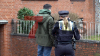 Zahlreiche Polizeikräfte im Einsatz - zwei Tote Personen auf offener Straße nach Messerstecherei  - Polizei kontrolliert Personen - Hubschrauber der Polizei im Einsatz - der oder die Täter flüchtig! Fahndung läuft auf Hochtouren : Pixelhinweis: Bild des mutmaßlichen Täters pixeln!