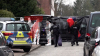 Zahlreiche Polizeikräfte im Einsatz - zwei Tote Personen auf offener Straße nach Messerstecherei  - Polizei kontrolliert Personen - Hubschrauber der Polizei im Einsatz - der oder die Täter flüchtig! Fahndung läuft auf Hochtouren : Pixelhinweis: Bild des mutmaßlichen Täters pixeln!