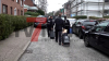 Zahlreiche Polizeikräfte im Einsatz - zwei Tote Personen auf offener Straße nach Messerstecherei  - Polizei kontrolliert Personen - Hubschrauber der Polizei im Einsatz - der oder die Täter flüchtig! Fahndung läuft auf Hochtouren : Pixelhinweis: Bild des mutmaßlichen Täters pixeln!