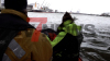 Havarie im Hamburger Hafen: 80 Meter langes Frachtschiff sinkt - Großeinsatz der Feuerwehr in Wilhelmsburg: Am Kalikai ist ein Binnenschiff gesunken - Der Frachter hatte Kaliumchlorid geladen- etwa 40 Retter im Hafen im Einsatz - : Exclusiv: Wir begleiten Greenpeace auf einem Schlauchboot und liefern Bilder vom Schiff!