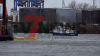 Havarie im Hamburger Hafen: 80 Meter langes Frachtschiff sinkt - Großeinsatz der Feuerwehr in Wilhelmsburg: Am Kalikai ist ein Binnenschiff gesunken - Der Frachter hatte Kaliumchlorid geladen- etwa 40 Retter im Hafen im Einsatz - : Exclusiv: Wir begleiten Greenpeace auf einem Schlauchboot und liefern Bilder vom Schiff!