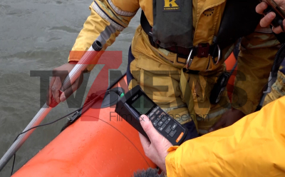 Havarie im Hamburger Hafen: 80 Meter langes Frachtschiff sinkt - Großeinsatz der Feuerwehr in Wilhelmsburg: Am Kalikai ist ein Binnenschiff gesunken - Der Frachter hatte Kaliumchlorid geladen- etwa 40 Retter im Hafen im Einsatz - : Exclusiv: Wir begleiten Greenpeace auf einem Schlauchboot und liefern Bilder vom Schiff!
