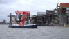 Havarie im Hamburger Hafen: 80 Meter langes Frachtschiff sinkt - Großeinsatz der Feuerwehr in Wilhelmsburg: Am Kalikai ist ein Binnenschiff gesunken - Der Frachter hatte Kaliumchlorid geladen- etwa 40 Retter im Hafen im Einsatz - : Exclusiv: Wir begleiten Greenpeace auf einem Schlauchboot und liefern Bilder vom Schiff!