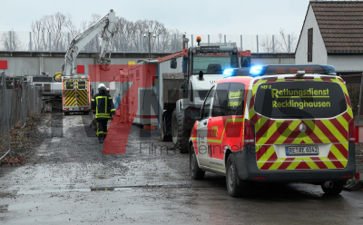 Verheerender Arbeitsunfall - Baumaschine vermutlich verunfallt - Person eingeklemmt - Person verstorben: 