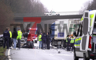 Drei Tote bei Horrorcrash - massiv zerstörte Fahrzeuge - Tote schwerst eingeklemmt - B1 stundenlang voll gesperrt - Großeinsatz für Rettungskräfte: Wir sind exklusiv vor Ort! Pixelhinweis: Werbung auf den Fahrzeugen und Kennzeichen müssen verpixelt werden!