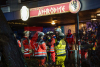 Dramatischer Wohnungsbrand in Wohnkomplex - Wohnung komplett ausgebrannt - Massenanfall von Verletzten - Zehn Verletzte und zahlreiche Evakuierte Bewohner - Mehrere Wohnungen unbewohnbar: 