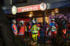 Dramatischer Wohnungsbrand in Wohnkomplex - Wohnung komplett ausgebrannt - Massenanfall von Verletzten - Zehn Verletzte und zahlreiche Evakuierte Bewohner - Mehrere Wohnungen unbewohnbar: 