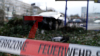 PKW kracht in Bushaltestelle - drei Personen werden verletzt - Unfallursache unklar: 