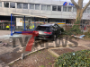 PKW kracht in Bushaltestelle - drei Personen werden verletzt - Unfallursache unklar: 