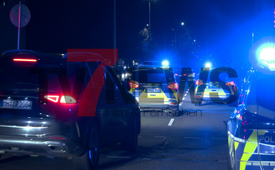 Großeinsatz der Polizei - Veranstaltung wird aufgelöst - friedlicher Verlauf nach kurzer Auseinandersetzung : Pixelhinweis: Person mit dem roten Kasten gekennzeichnet muss gepixelt werden!