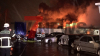 Halle mit Autoteilen und angrenzendem Wohnhaus brennen vollständig aus - über 500.000 Euro Schaden - Brandstiftung wird nicht ausgeschlossen - Feuerwehr im Großeinsatz: Bei den Nachlöscharbeiten wird ein toter Hund aufgefunden