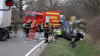 Schwerer Verkehrsunfall - PKW Fahrer massiv eingeklemmt - Unfallursache unklar - Unfallstelle voll gesperrt - LKW in Leitplanke: Pixelhinweis: Bestatter müssen verpixelt werden