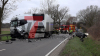 Schwerer Verkehrsunfall - PKW Fahrer massiv eingeklemmt - Unfallursache unklar - Unfallstelle voll gesperrt - LKW in Leitplanke: Pixelhinweis: Bestatter müssen verpixelt werden