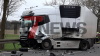 Schwerer Verkehrsunfall - PKW Fahrer massiv eingeklemmt - Unfallursache unklar - Unfallstelle voll gesperrt - LKW in Leitplanke: Pixelhinweis: Bestatter müssen verpixelt werden