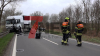 Schwerer Verkehrsunfall - PKW Fahrer massiv eingeklemmt - Unfallursache unklar - Unfallstelle voll gesperrt - LKW in Leitplanke: Pixelhinweis: Bestatter müssen verpixelt werden