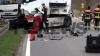 Schwerer Verkehrsunfall - PKW Fahrer massiv eingeklemmt - Unfallursache unklar - Unfallstelle voll gesperrt - LKW in Leitplanke: Pixelhinweis: Bestatter müssen verpixelt werden