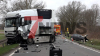 Schwerer Verkehrsunfall - PKW Fahrer massiv eingeklemmt - Unfallursache unklar - Unfallstelle voll gesperrt - LKW in Leitplanke: Pixelhinweis: Bestatter müssen verpixelt werden