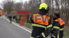 Schwerer Verkehrsunfall - PKW Fahrer massiv eingeklemmt - Unfallursache unklar - Unfallstelle voll gesperrt - LKW in Leitplanke: Pixelhinweis: Bestatter müssen verpixelt werden