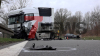 Schwerer Verkehrsunfall - PKW Fahrer massiv eingeklemmt - Unfallursache unklar - Unfallstelle voll gesperrt - LKW in Leitplanke: Pixelhinweis: Bestatter müssen verpixelt werden