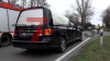 Schwerer Verkehrsunfall - PKW Fahrer massiv eingeklemmt - Unfallursache unklar - Unfallstelle voll gesperrt - LKW in Leitplanke: Pixelhinweis: Bestatter müssen verpixelt werden