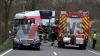Schwerer Verkehrsunfall - PKW Fahrer massiv eingeklemmt - Unfallursache unklar - Unfallstelle voll gesperrt - LKW in Leitplanke: Pixelhinweis: Bestatter müssen verpixelt werden