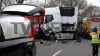 Schwerer Verkehrsunfall - PKW Fahrer massiv eingeklemmt - Unfallursache unklar - Unfallstelle voll gesperrt - LKW in Leitplanke: Pixelhinweis: Bestatter müssen verpixelt werden