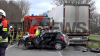 Schwerer Verkehrsunfall - PKW Fahrer massiv eingeklemmt - Unfallursache unklar - Unfallstelle voll gesperrt - LKW in Leitplanke: Pixelhinweis: Bestatter müssen verpixelt werden
