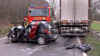 Schwerer Verkehrsunfall - PKW Fahrer massiv eingeklemmt - Unfallursache unklar - Unfallstelle voll gesperrt - LKW in Leitplanke: Pixelhinweis: Bestatter müssen verpixelt werden